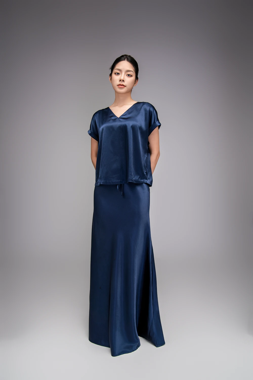 Áo Lụa Satin Xanh Navy Cổ Tim Tay Liền